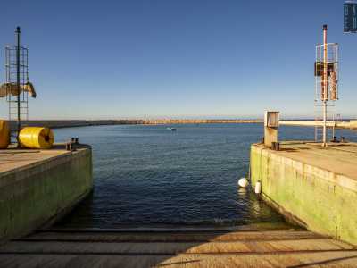 Facciamo la conoscenza del titolare, il 38enne Gianni Frisari, che al contrario degli altri residenti � entusiasta del Waterfront. �Questo lungo braccio ha permesso alle imbarcazioni di rientrare in maniera pi� sicura e protetta�, afferma
